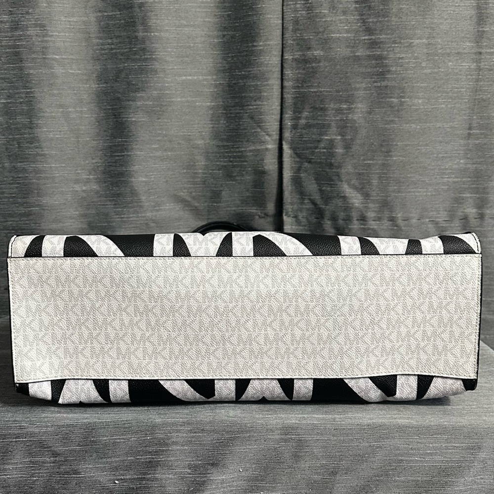 Micheal Kors Everly Tote in Black and White Multi - Picture 5 of 9